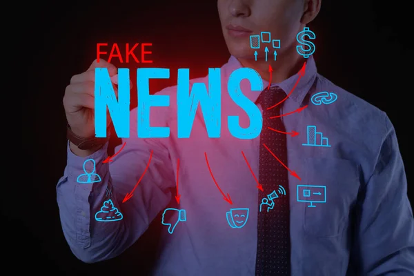 Mladý Muž Píše Text Fake News Transparentní Tabuli — Stock fotografie