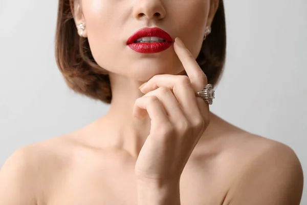 Kvinna Med Röda Läppar Och Eleganta Smycken Ljus Bakgrund Närbild — Stockfoto