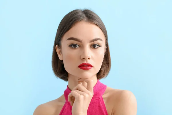 Retrato Mulher Jovem Com Lábios Vermelhos Fundo Cor — Fotografia de Stock