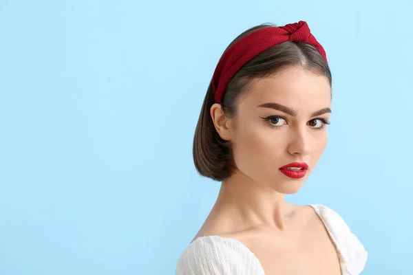 Retrato Una Hermosa Joven Con Labios Rojos Sobre Fondo Color —  Fotos de Stock