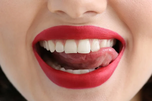 Lycklig Kvinna Med Röda Läppar Visar Tunga Närbild — Stockfoto