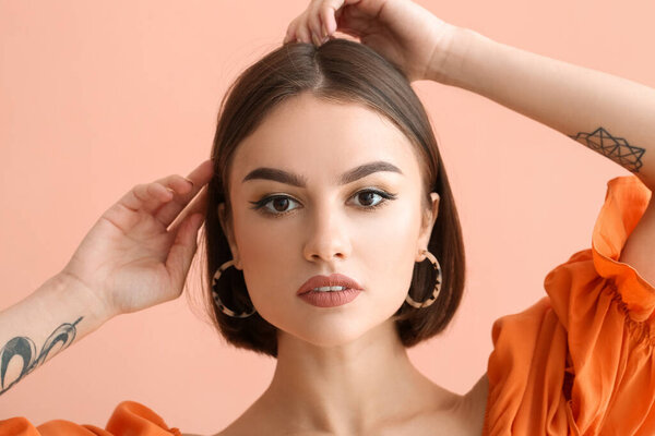 Портрет красивой женщины с обнажённой помадой на цветном фоне