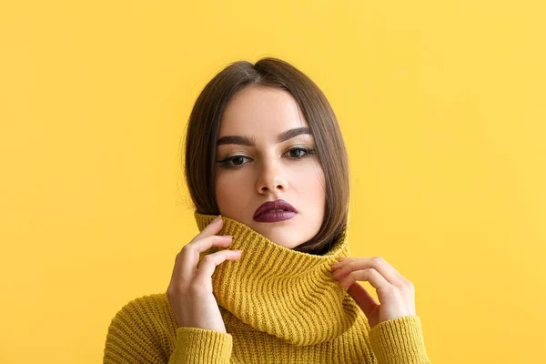 Porträt Der Schönen Frau Pullover Mit Dunklem Lippenstift Auf Farbigem — Stockfoto