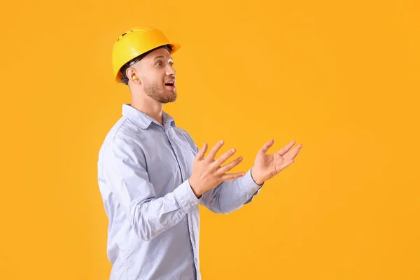 Joven Sorprendido Con Tapones Casco Orejas Sobre Fondo Amarillo — Foto de Stock