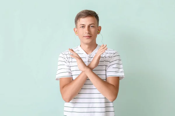 Όμορφος Νεαρός Άνδρας Ωτοασπίδες Δείχνει Στάση Χειρονομία Στο Μπλε Φόντο — Φωτογραφία Αρχείου