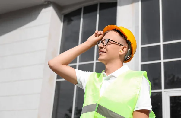 Young Builder Earplugs Outdoors — Stock Photo, Image