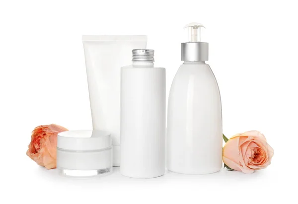 Uppsättning Kosmetiska Produkter Och Ros Blommor Isolerad Vit Bakgrund — Stockfoto