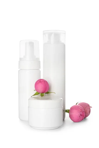 Set Cosmetische Producten Met Rozenbloemen Witte Achtergrond — Stockfoto