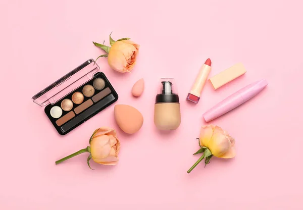 Komposition Mit Dekorativer Kosmetik Und Rosenblüten Auf Rosa Hintergrund — Stockfoto