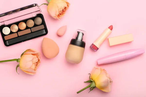 Sammansättning Med Dekorativa Kosmetika Och Ros Blommor Rosa Bakgrund — Stockfoto