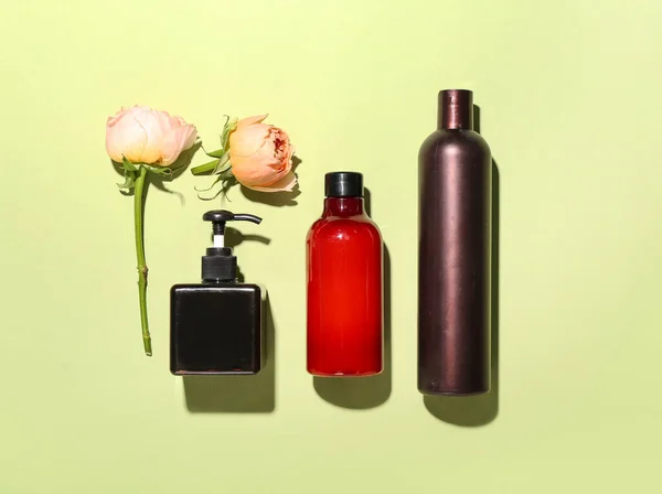 Bottiglie Prodotti Cosmetici Fiori Rosa Sfondo Verde — Foto Stock