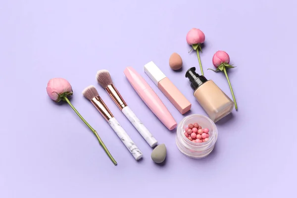 Komposition Mit Kosmetik Make Accessoires Und Rosenblüten Auf Fliederfarbenem Hintergrund — Stockfoto