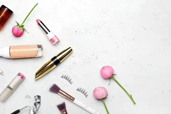 Composición Con Cosméticos Accesorios Maquillaje Flores Rosas Sobre Fondo Claro — Foto de Stock