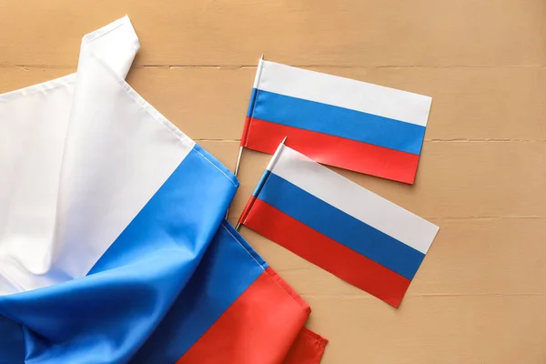 Renkli Ahşap Arka Planda Rus Bayrakları Yakın Plan — Stok fotoğraf