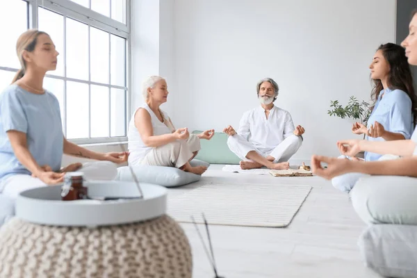 Guru Ile Yoga Yapan Bir Grup Insan — Stok fotoğraf