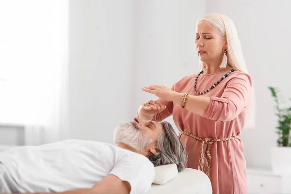 Mestre Reiki Trabalhando Com Paciente — Fotografia de Stock