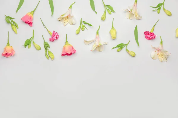 Composición Con Flores Alstroemeria Eustoma Clavel Sobre Fondo Blanco Primer — Foto de Stock
