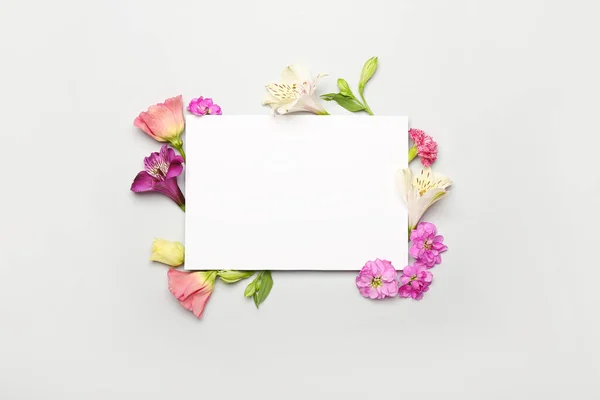 白い背景に異なる花や空白の紙のカードで作られたフレーム — ストック写真