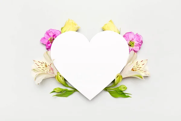 Samenstelling Met Mooie Bloemen Blanco Hartvormige Kaart Witte Achtergrond — Stockfoto