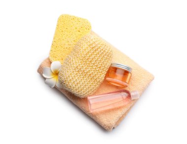 Beyaz arka planda banyo süngeri, havlu ve kozmetik ürünleri