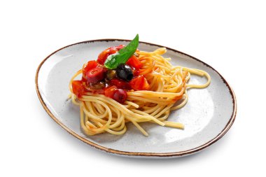 Beyaz arka planda lezzetli makarna Puttanesca tabağı