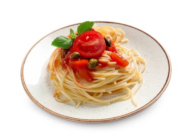 Beyaz arka planda lezzetli Puttanesca makarnalı tabak.