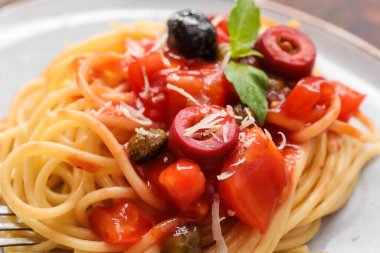 Pasta Puttanesca 'lı tabak, yakın plan.