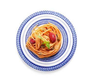 Beyaz arka planda lezzetli makarna Puttanesca tabağı