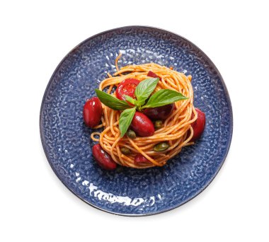 Beyaz arka planda lezzetli makarna Puttanesca ve fesleğen.