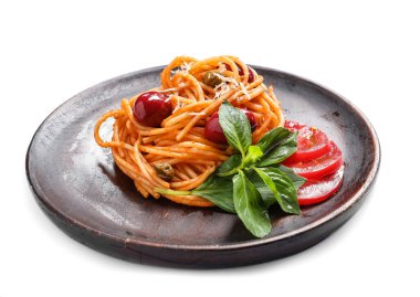 Beyaz arka planda fesleğenli lezzetli makarna.