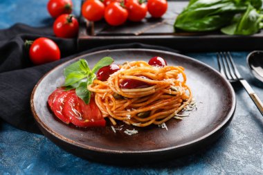 Renkli arkaplanda lezzetli Puttanesca makarna tabağı