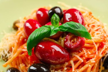 Pasta Puttanesca ve fesleğen, yakından.