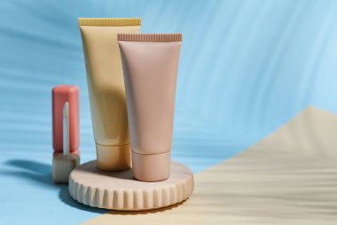 Renk arkaplanında farklı makyaj temeli ve ruj