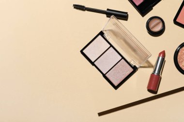 Bej arka planda farklı kozmetik ürünleri