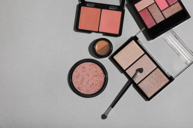 Gri arkaplanda makyaj ürünleri