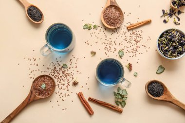 Renk arkaplan üzerinde mavi çay ve keten tohumları ile kompozisyon