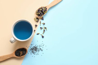 Bir fincan mavi çay, chia tohumu ve rengarenk bezelye çiçeği.