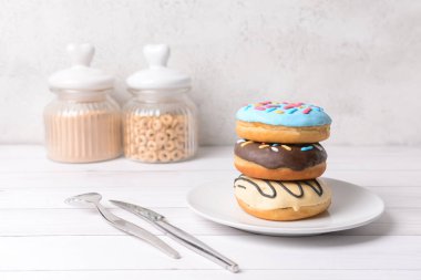 Hafif arka planda lezzetli çöreklerle dolu bir tabak.