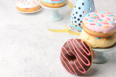 Hafif arka planda lezzetli çöreklerle durun, yakın plan.