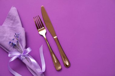 Mor arkaplandaki çiçekli basit masa ayarları