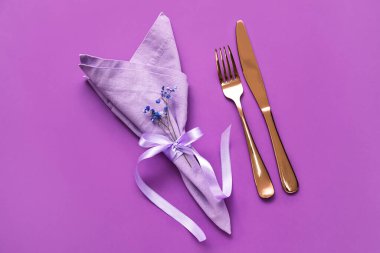 Mor arkaplandaki çiçekli basit masa ayarları