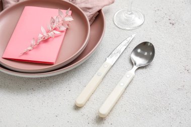 Işık arkaplanındaki basit güzel tablo ayarları