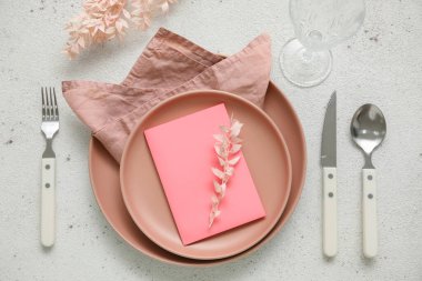 Işık arkaplanındaki basit güzel tablo ayarları