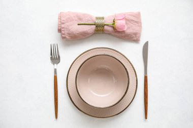 Açık arkaplanda çiçekli basit masa ayarları