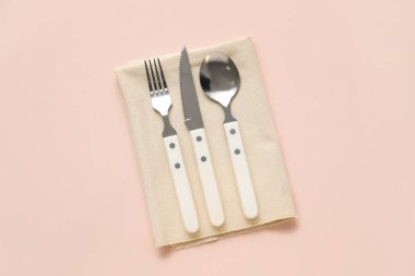 Bej arkaplanda basit tablo ayarı