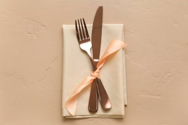 Bej arkaplanda basit tablo ayarı