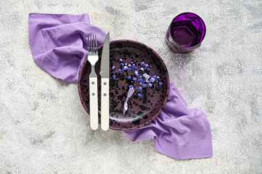 Açık arkaplanda çiçekleri olan basit güzel masa ayarları