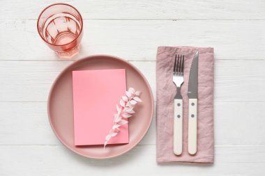 Hafif ahşap arkaplanda basit tablo ayarı