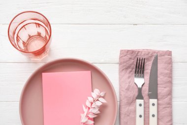 Hafif ahşap arkaplanda basit tablo ayarı