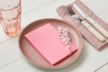 Hafif ahşap zemin üzerinde basit tablo ayarı, yakın plan